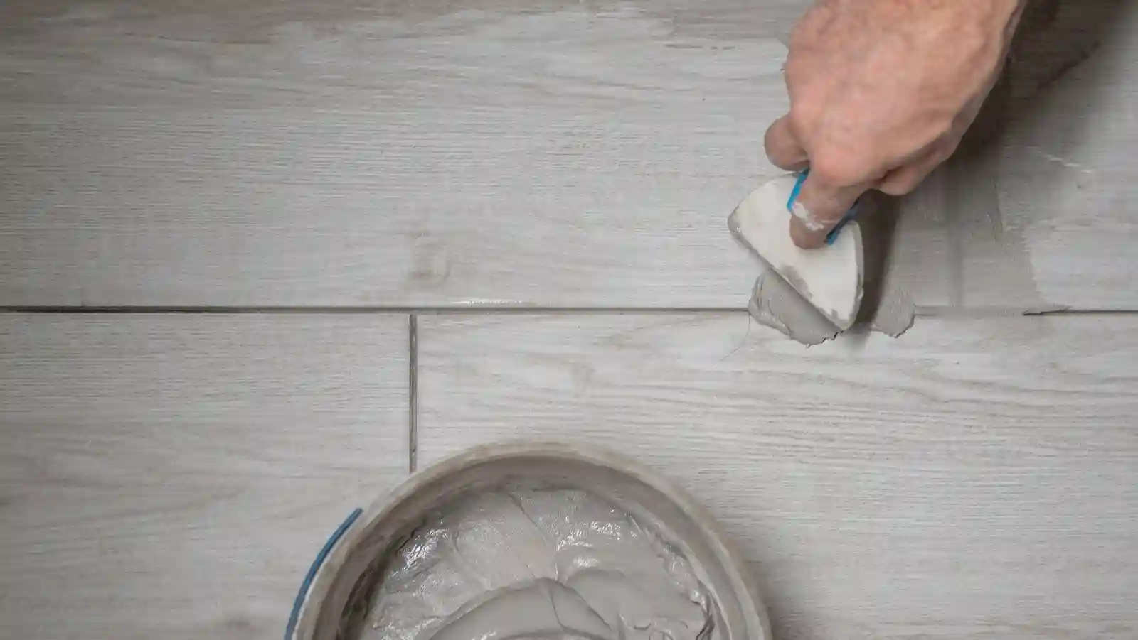 when to use sanded or unsanded grout